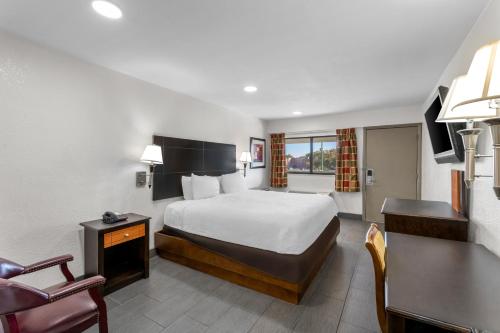 Una cama o camas en una habitación de Americas Best Value Inn Kansas City East - Independence