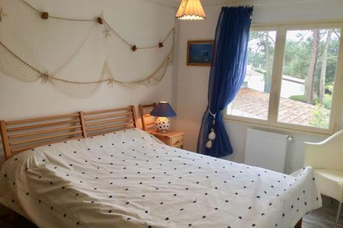 Ένα ή περισσότερα κρεβάτια σε δωμάτιο στο appartement Les pieds dans l'eau avec vue bassin