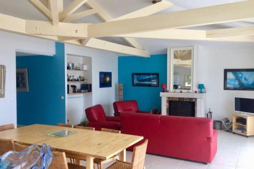 Μια τηλεόραση ή/και κέντρο ψυχαγωγίας στο appartement Les pieds dans l'eau avec vue bassin