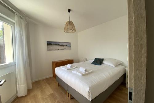 En eller flere senge i et værelse på maison Isabel à Arès