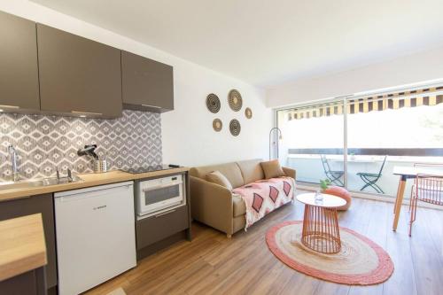 Kuchyň nebo kuchyňský kout v ubytování Studio Du Port 30 vue bassin et port ostréicole