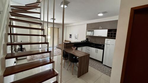 O bucătărie sau chicinetă la Apartamento duplex em Itaipava com vaga