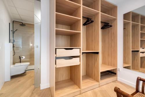 Bilik mandi di Gandia Tropicana Suite