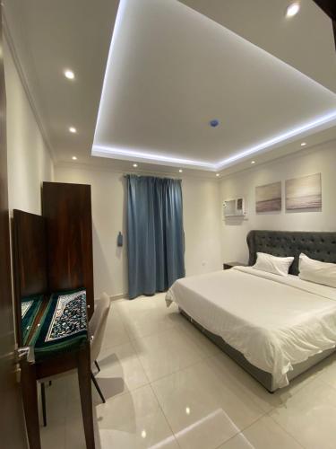 a bedroom with a bed and a piano in it at جوهرة الياقوت in Jeddah