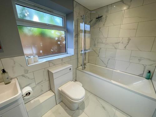 Koupelna v ubytování Luxury 2 bed new-build house near Science & Business parks