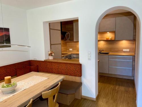 Una cocina con una mesa de madera y un comedor. en Astrid Schneeberger, en Fügen
