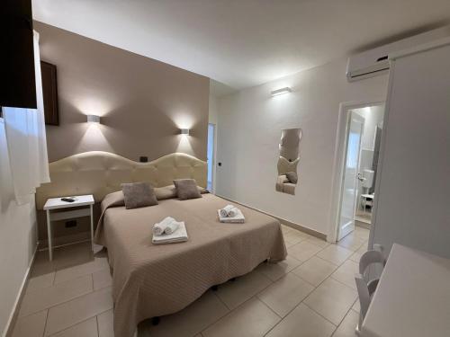 カルタニッセッタにあるB&B Villa Da Antonioのベッドとタオル2枚のある寝室