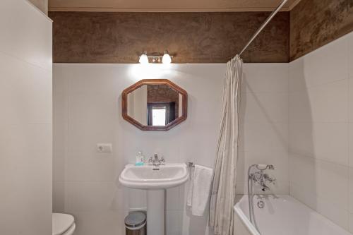 OlvanにあるEl Baluard De Ferreresの洗面台と鏡のある白いバスルーム