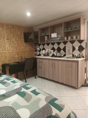 リューデリッツにあるScholtz Self-catering accommodationのテーブルとカウンタートップのあるキッチン