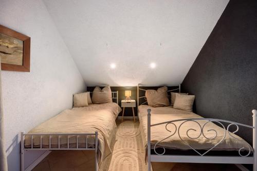 Postel nebo postele na pokoji v ubytování Das Künstlerhaus