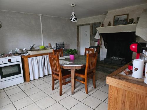 Kuchyň nebo kuchyňský kout v ubytování Les lutins