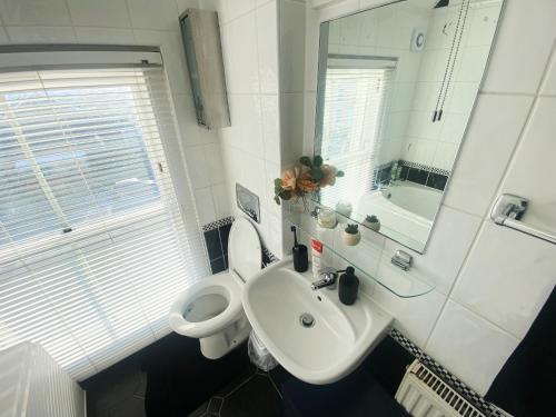 Koupelna v ubytování Charming 2BD Mins From Station