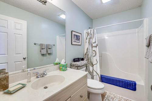 Koupelna v ubytování Forest-View Gem on Vaughn Creek Less Than 1 Mi to Dtwn!