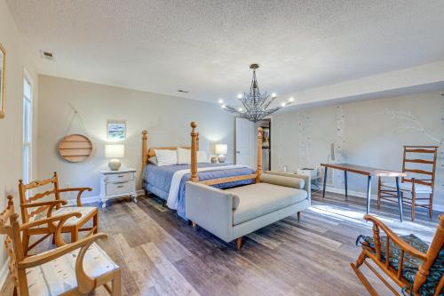 Posezení v ubytování Forest-View Gem on Vaughn Creek Less Than 1 Mi to Dtwn!