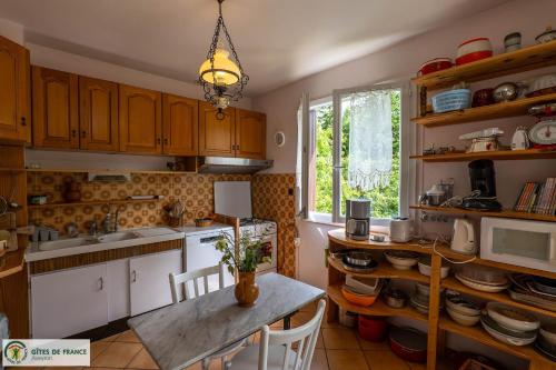 Η κουζίνα ή μικρή κουζίνα στο Maison indépendante avec parc privé à Laissac