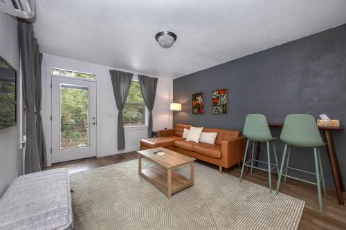 O zonă de relaxare la Evergreen Retreat B 30 Night Minimum apts