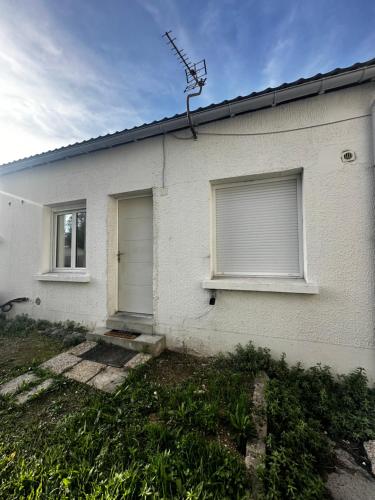 La Celle-sous-Gouzonにあるl'Atelier des Rêvesの白い家