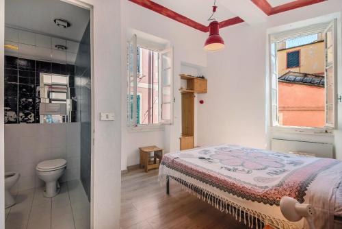a bedroom with a bed and a bathroom with a toilet at Piter in Bonassola