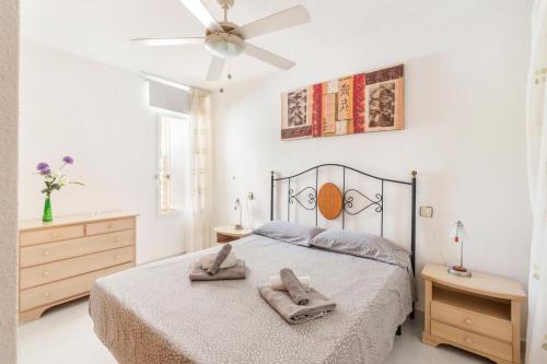 ein Schlafzimmer mit einem Bett mit zwei Handtüchern darauf in der Unterkunft Paraiso en Mar de Cristal Mar Menor in Cartagena