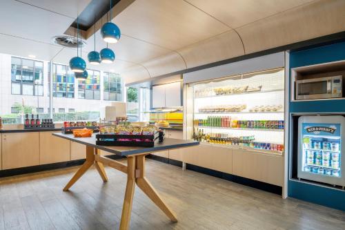 een toonbank in een winkel met een tafel en een koelkast bij Pestana Brussels Schuman in Brussel