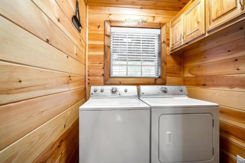 a washer and dryer in a tiny house at Blue View Mountain in Murphy