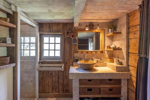 een badkamer met een wastafel en een spiegel bij Chalet authentique luxe piscine in Les Contamines-Montjoie