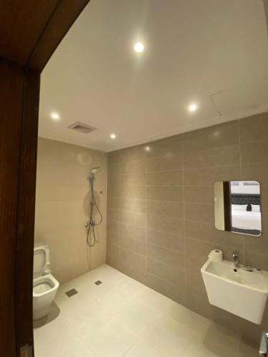 a bathroom with a toilet and a sink at جوهرة الياقوت in Jeddah