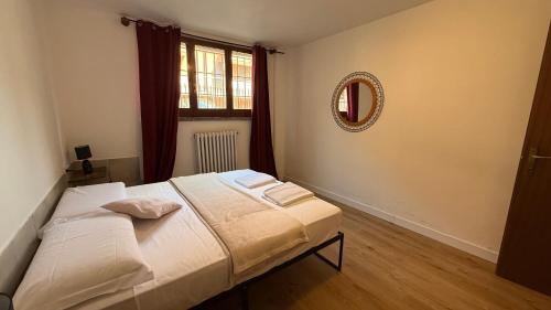 Postel nebo postele na pokoji v ubytování De Homes - Grazioso Appartamento vicino Assago e Milano