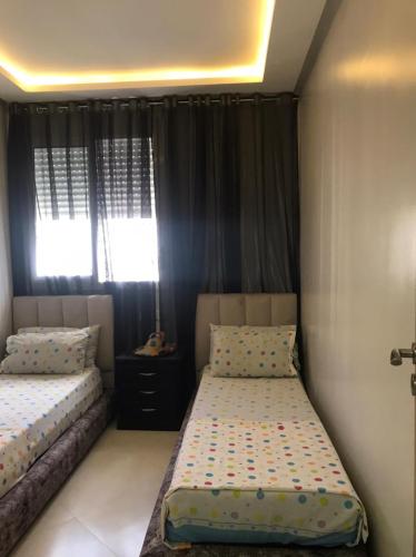 Ein Bett oder Betten in einem Zimmer der Unterkunft Fnideq Beachfront Apartement