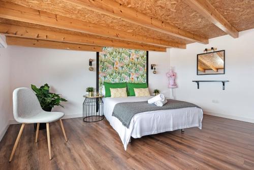 イコー・デ・ロス・ビノスにあるCasa Adayeim 2の部屋にベッドと椅子がある寝室