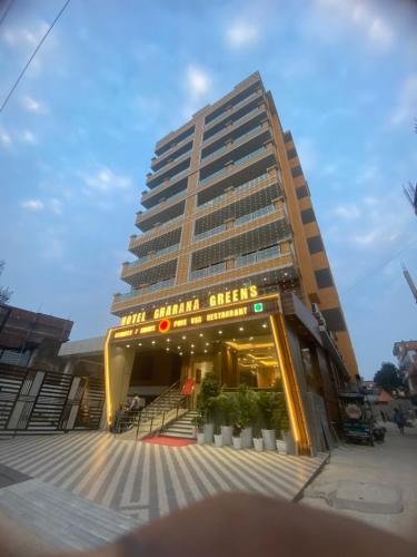 un grand bâtiment avec un escalier devant lui dans l'établissement People Leaf Homestay, à Gaya