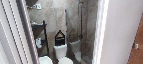 a bathroom with a toilet and a glass shower at cabañas en cuchilla alta in Cuchilla Alta