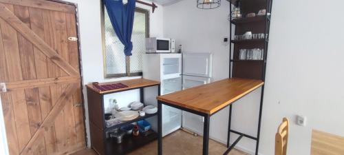 a small kitchen with a table and a door at cabañas en cuchilla alta in Cuchilla Alta