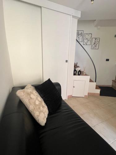 a black leather couch in a living room at Dimora indipendente nel centro storico in Campobasso