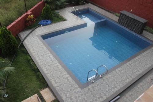 Pawan villa cottage في بانتشجانى: اطلالة علوية على مسبح