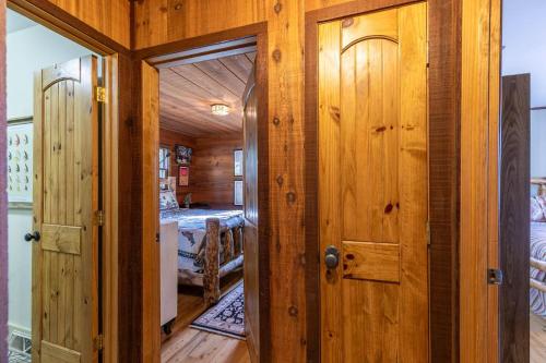 une porte menant à une chambre dans l'établissement On Any Sunday, à Blowing Rock