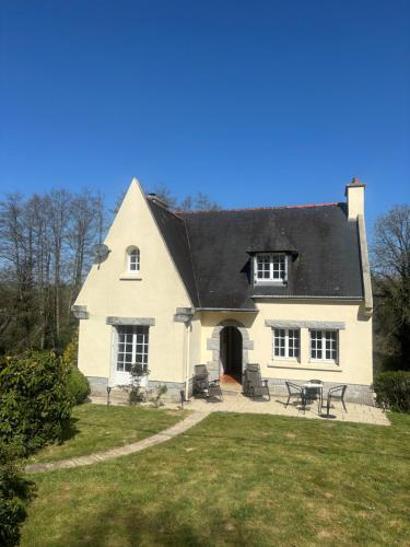 Fontaine Blanche River View, Large Patio & Garden in Central Brittany with Starlink WiFi