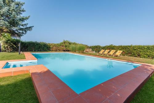 Bazén v ubytování Luxury House with Pool, Garden, AC & Sauna nebo v jeho okolí