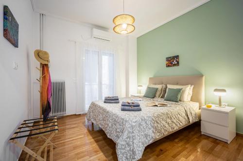 een slaapkamer met een bed met een witte sprei bij Stylish Luxury Getaway 3BR Apartment 115m in Athene