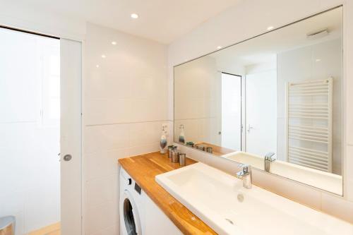 un baño con lavabo y espejo en T3 Grande Terrasse Vue Foret, en Soorts-Hossegor