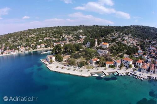 una vista aérea de una isla en el agua en Apartmani Aurelia, en Veliki Drvenik