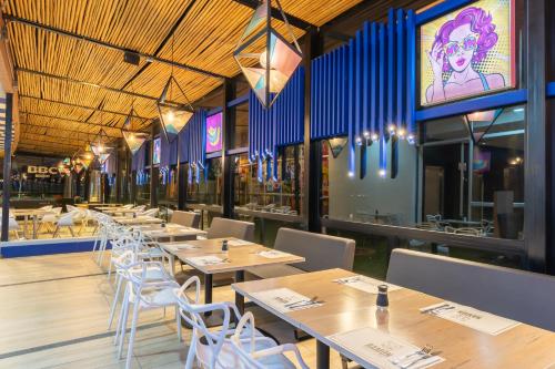 a row of tables and chairs in a restaurant at Pop Art Hotel Tocancipá y Centro de Convenciones in Tocancipá