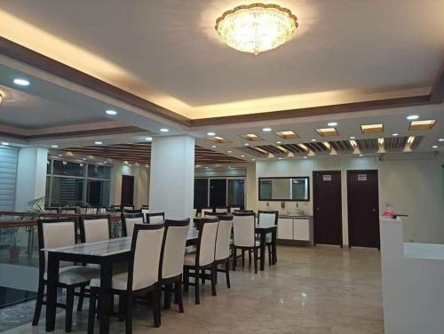uma sala de jantar com mesa e cadeiras em The Castle Inn em Dhaka