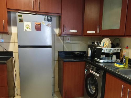 Kuchyň nebo kuchyňský kout v ubytování Dubai Beach Living JBR Hostel