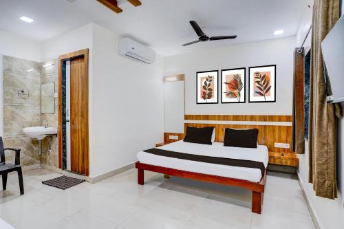 una camera da letto con un letto e un bagno di Hotel O Shree Prabhat a Mumbai