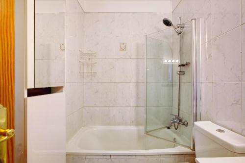 ein Badezimmer mit Badewanne und Glasdusche in der Unterkunft Casa Dos Ángeles in Arona