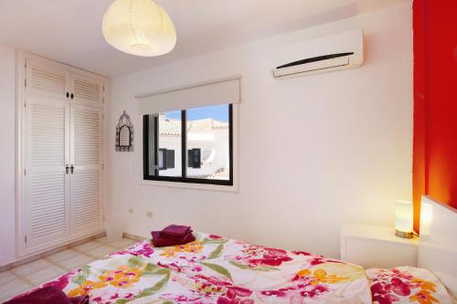 ein Schlafzimmer mit einem Bett und einem Fenster in der Unterkunft Casa Dos Ángeles in Arona