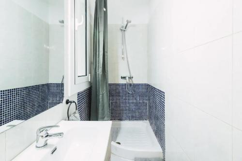 a bathroom with a sink and a toilet and a mirror at Apartamento Sant Gervasi in Barcelona