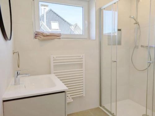 ガルディングにあるFerienwohnung Emilia 2のシャワーと洗面台と窓のあるバスルーム