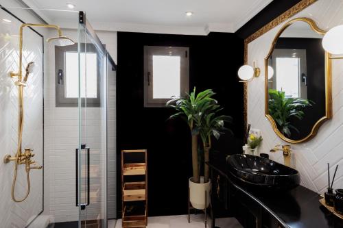 a black bathroom with a sink and a mirror at Casa Moderna con Piscina in Palomares del Río